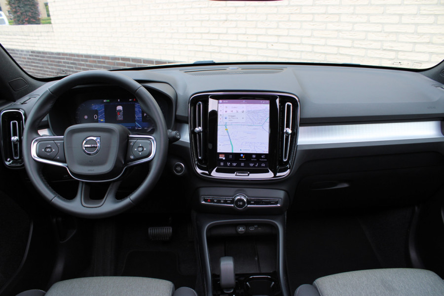Volvo XC40 2.0 B3 Plus Black Edition | Trekhaak Actie! | Panoramadak | 360 Camera | H&K | 20'' | Google