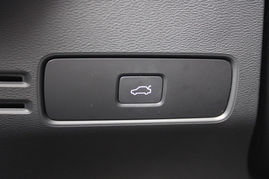 Volvo XC40 2.0 B3 Plus Black Edition | Trekhaak Actie! | Panoramadak | 360 Camera | H&K | 20'' | Google