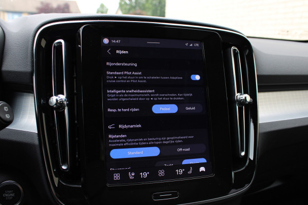 Volvo XC40 2.0 B3 Plus Black Edition | Trekhaak Actie! | Panoramadak | 360 Camera | H&K | 20'' | Google