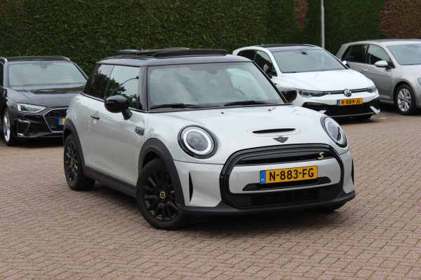 MINI Electric MINI Yours 33 kWh / SoH 95,3% / Panoramadak / Leder / Keyless / 17'' / CarPlay / Navigatie / Stuur+Stoelverwarming / Cruise Control / LED Koplampen
