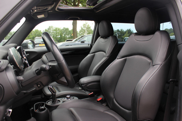 MINI Electric MINI Yours 33 kWh / SoH 95,3% / Panoramadak / Leder / Keyless / 17'' / CarPlay / Navigatie / Stuur+Stoelverwarming / Cruise Control / LED Koplampen