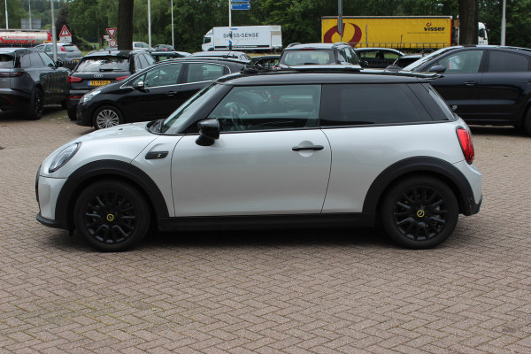 MINI Electric MINI Yours 33 kWh / SoH 95,3% / Panoramadak / Leder / Keyless / 17'' / CarPlay / Navigatie / Stuur+Stoelverwarming / Cruise Control / LED Koplampen