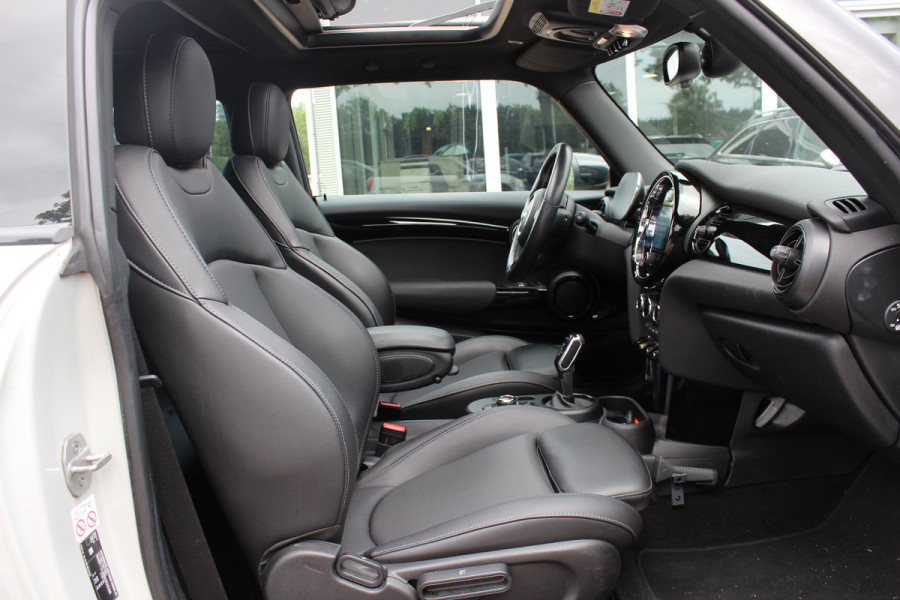 MINI Electric MINI Yours 33 kWh / SoH 95,3% / Panoramadak / Leder / Keyless / 17'' / CarPlay / Navigatie / Stuur+Stoelverwarming / Cruise Control / LED Koplampen