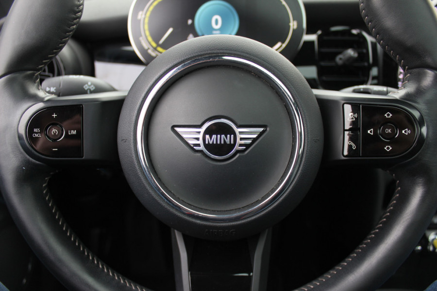 MINI Electric MINI Yours 33 kWh / SoH 95,3% / Panoramadak / Leder / Keyless / 17'' / CarPlay / Navigatie / Stuur+Stoelverwarming / Cruise Control / LED Koplampen