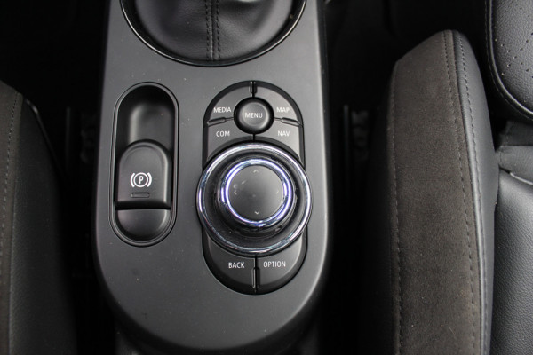 MINI Electric MINI Yours 33 kWh / SoH 95,3% / Panoramadak / Leder / Keyless / 17'' / CarPlay / Navigatie / Stuur+Stoelverwarming / Cruise Control / LED Koplampen