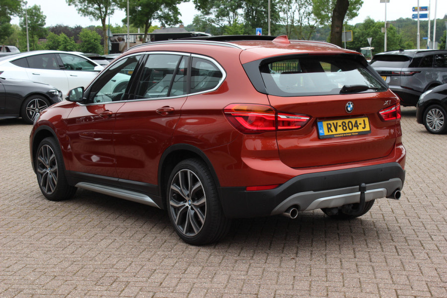 BMW X1 xDrive20i High Executive / Trekhaak / Panoramadak / Head-up / Leder / 19'' / Navigatie / Stoelverwarming / Sportstoelen / DAB / Cruise Control