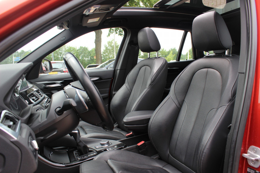 BMW X1 xDrive20i High Executive / Trekhaak / Panoramadak / Head-up / Leder / 19'' / Navigatie / Stoelverwarming / Sportstoelen / DAB / Cruise Control