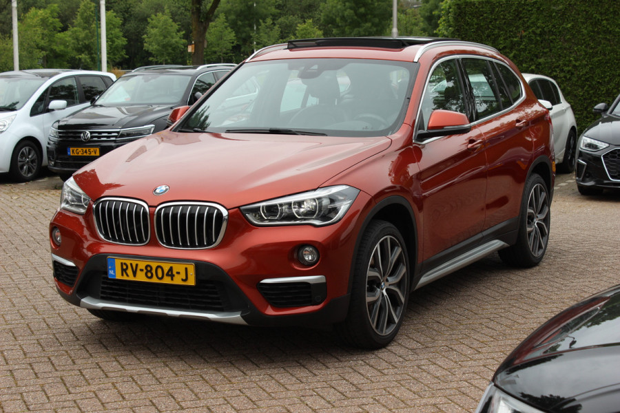 BMW X1 xDrive20i High Executive / Trekhaak / Panoramadak / Head-up / Leder / 19'' / Navigatie / Stoelverwarming / Sportstoelen / DAB / Cruise Control