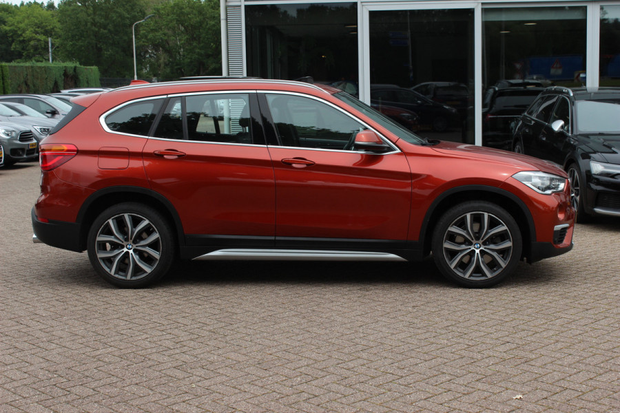 BMW X1 xDrive20i High Executive / Trekhaak / Panoramadak / Head-up / Leder / 19'' / Navigatie / Stoelverwarming / Sportstoelen / DAB / Cruise Control
