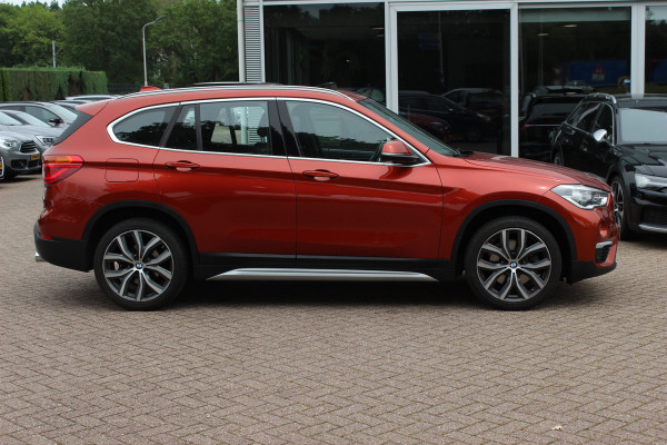 BMW X1 xDrive20i High Executive / Trekhaak / Panoramadak / Head-up / Leder / 19'' / Navigatie / Stoelverwarming / Sportstoelen / DAB / Cruise Control