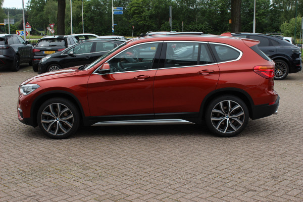 BMW X1 xDrive20i High Executive / Trekhaak / Panoramadak / Head-up / Leder / 19'' / Navigatie / Stoelverwarming / Sportstoelen / DAB / Cruise Control