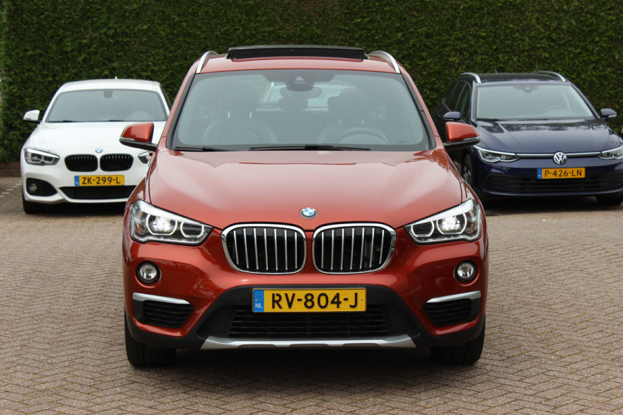 BMW X1 xDrive20i High Executive / Trekhaak / Panoramadak / Head-up / Leder / 19'' / Navigatie / Stoelverwarming / Sportstoelen / DAB / Cruise Control