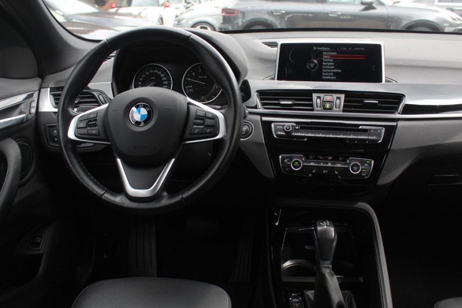 BMW X1 xDrive20i High Executive / Trekhaak / Panoramadak / Head-up / Leder / 19'' / Navigatie / Stoelverwarming / Sportstoelen / DAB / Cruise Control