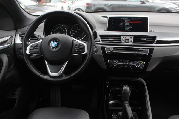 BMW X1 xDrive20i High Executive / Trekhaak / Panoramadak / Head-up / Leder / 19'' / Navigatie / Stoelverwarming / Sportstoelen / DAB / Cruise Control