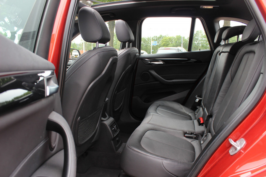 BMW X1 xDrive20i High Executive / Trekhaak / Panoramadak / Head-up / Leder / 19'' / Navigatie / Stoelverwarming / Sportstoelen / DAB / Cruise Control