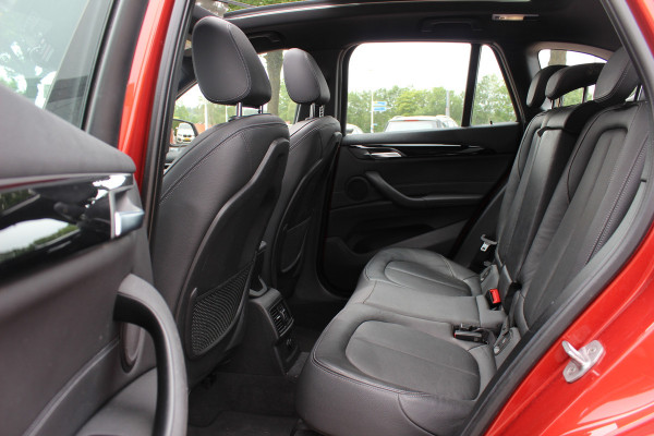 BMW X1 xDrive20i High Executive / Trekhaak / Panoramadak / Head-up / Leder / 19'' / Navigatie / Stoelverwarming / Sportstoelen / DAB / Cruise Control