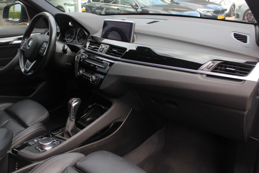 BMW X1 xDrive20i High Executive / Trekhaak / Panoramadak / Head-up / Leder / 19'' / Navigatie / Stoelverwarming / Sportstoelen / DAB / Cruise Control