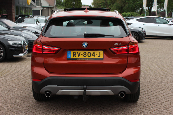 BMW X1 xDrive20i High Executive / Trekhaak / Panoramadak / Head-up / Leder / 19'' / Navigatie / Stoelverwarming / Sportstoelen / DAB / Cruise Control