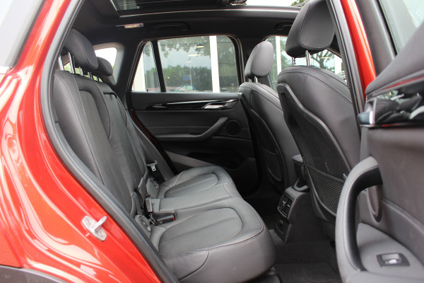 BMW X1 xDrive20i High Executive / Trekhaak / Panoramadak / Head-up / Leder / 19'' / Navigatie / Stoelverwarming / Sportstoelen / DAB / Cruise Control