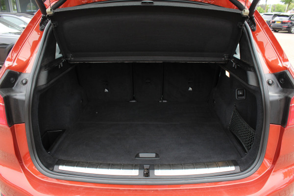 BMW X1 xDrive20i High Executive / Trekhaak / Panoramadak / Head-up / Leder / 19'' / Navigatie / Stoelverwarming / Sportstoelen / DAB / Cruise Control