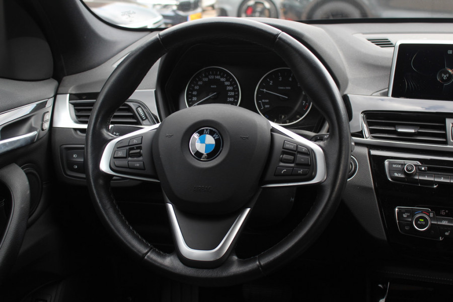 BMW X1 xDrive20i High Executive / Trekhaak / Panoramadak / Head-up / Leder / 19'' / Navigatie / Stoelverwarming / Sportstoelen / DAB / Cruise Control
