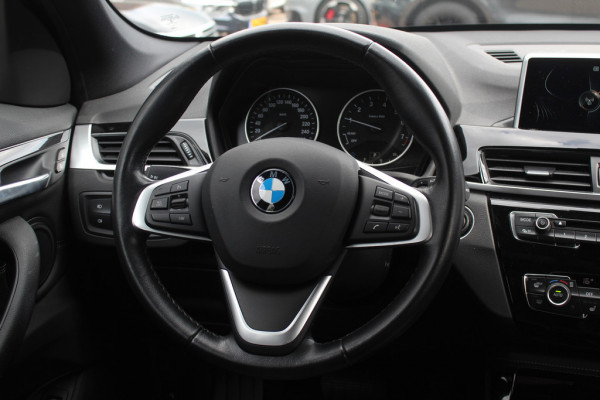 BMW X1 xDrive20i High Executive / Trekhaak / Panoramadak / Head-up / Leder / 19'' / Navigatie / Stoelverwarming / Sportstoelen / DAB / Cruise Control