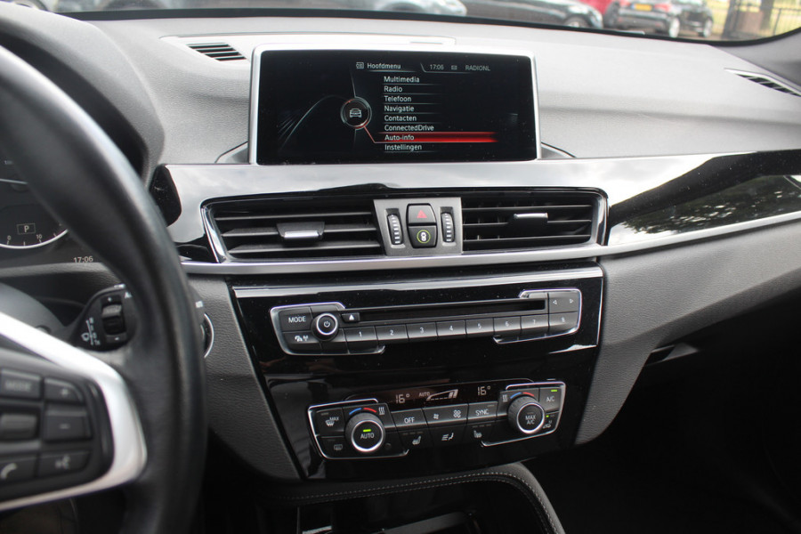 BMW X1 xDrive20i High Executive / Trekhaak / Panoramadak / Head-up / Leder / 19'' / Navigatie / Stoelverwarming / Sportstoelen / DAB / Cruise Control
