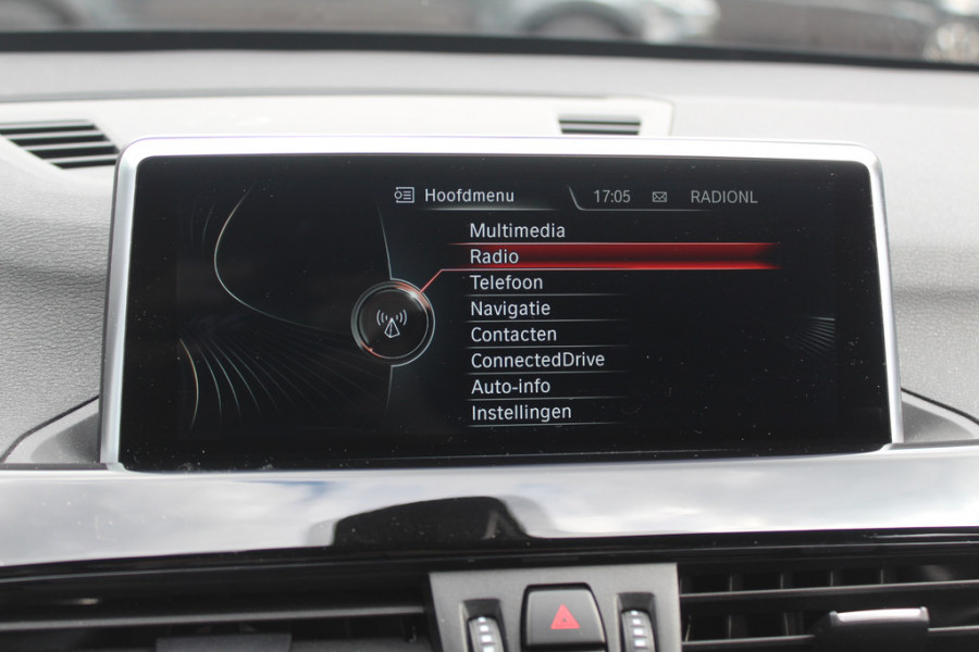 BMW X1 xDrive20i High Executive / Trekhaak / Panoramadak / Head-up / Leder / 19'' / Navigatie / Stoelverwarming / Sportstoelen / DAB / Cruise Control