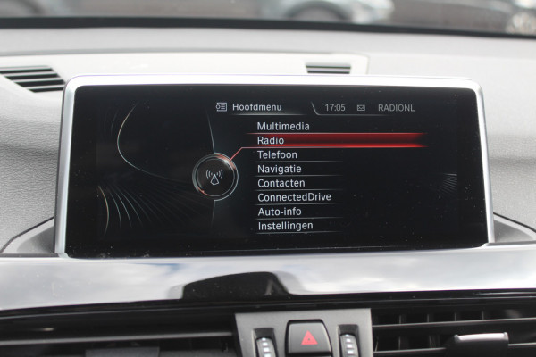 BMW X1 xDrive20i High Executive / Trekhaak / Panoramadak / Head-up / Leder / 19'' / Navigatie / Stoelverwarming / Sportstoelen / DAB / Cruise Control