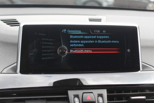 BMW X1 xDrive20i High Executive / Trekhaak / Panoramadak / Head-up / Leder / 19'' / Navigatie / Stoelverwarming / Sportstoelen / DAB / Cruise Control