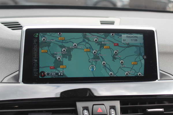 BMW X1 xDrive20i High Executive / Trekhaak / Panoramadak / Head-up / Leder / 19'' / Navigatie / Stoelverwarming / Sportstoelen / DAB / Cruise Control