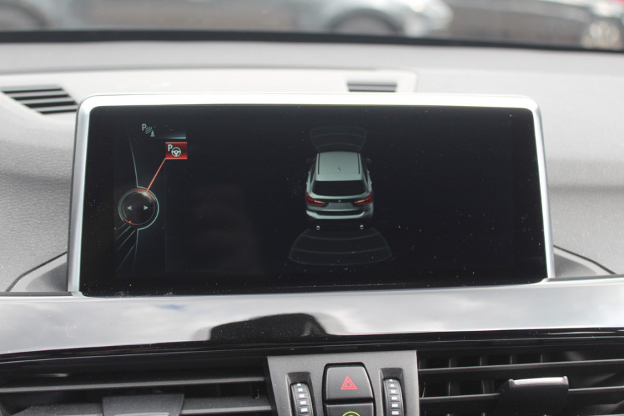 BMW X1 xDrive20i High Executive / Trekhaak / Panoramadak / Head-up / Leder / 19'' / Navigatie / Stoelverwarming / Sportstoelen / DAB / Cruise Control
