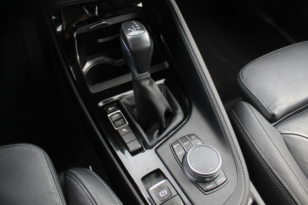 BMW X1 xDrive20i High Executive / Trekhaak / Panoramadak / Head-up / Leder / 19'' / Navigatie / Stoelverwarming / Sportstoelen / DAB / Cruise Control