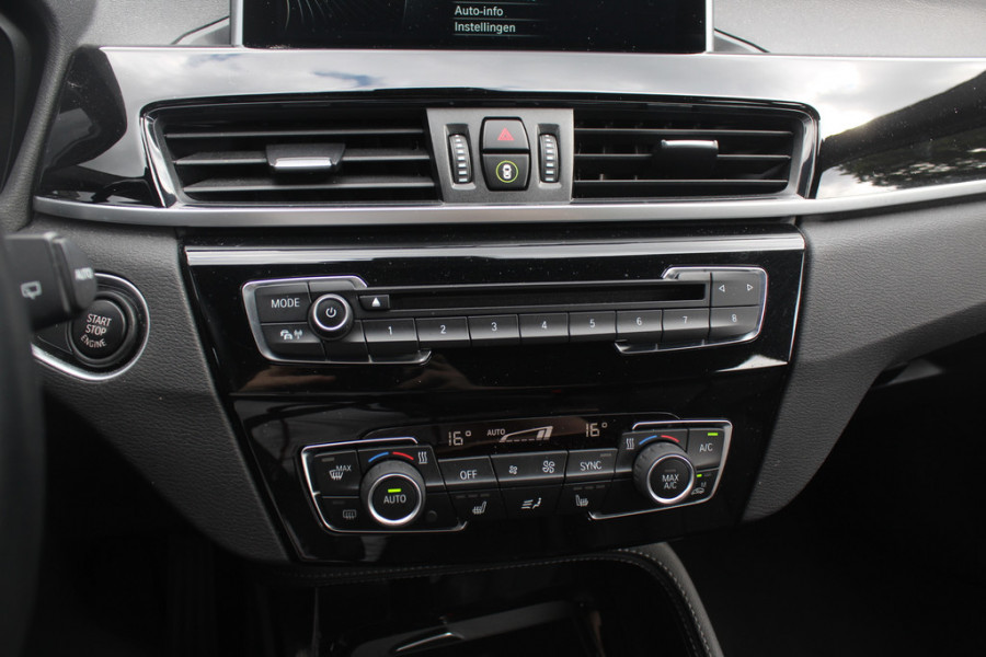 BMW X1 xDrive20i High Executive / Trekhaak / Panoramadak / Head-up / Leder / 19'' / Navigatie / Stoelverwarming / Sportstoelen / DAB / Cruise Control