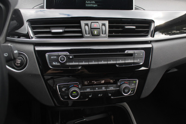 BMW X1 xDrive20i High Executive / Trekhaak / Panoramadak / Head-up / Leder / 19'' / Navigatie / Stoelverwarming / Sportstoelen / DAB / Cruise Control