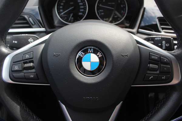 BMW X1 xDrive20i High Executive / Trekhaak / Panoramadak / Head-up / Leder / 19'' / Navigatie / Stoelverwarming / Sportstoelen / DAB / Cruise Control