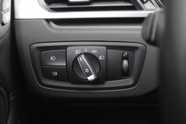BMW X1 xDrive20i High Executive / Trekhaak / Panoramadak / Head-up / Leder / 19'' / Navigatie / Stoelverwarming / Sportstoelen / DAB / Cruise Control