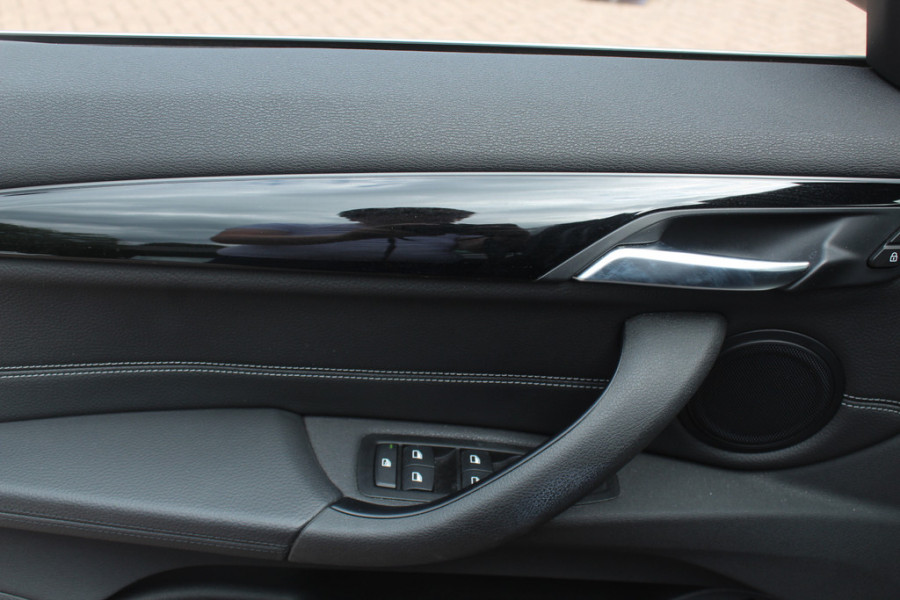 BMW X1 xDrive20i High Executive / Trekhaak / Panoramadak / Head-up / Leder / 19'' / Navigatie / Stoelverwarming / Sportstoelen / DAB / Cruise Control