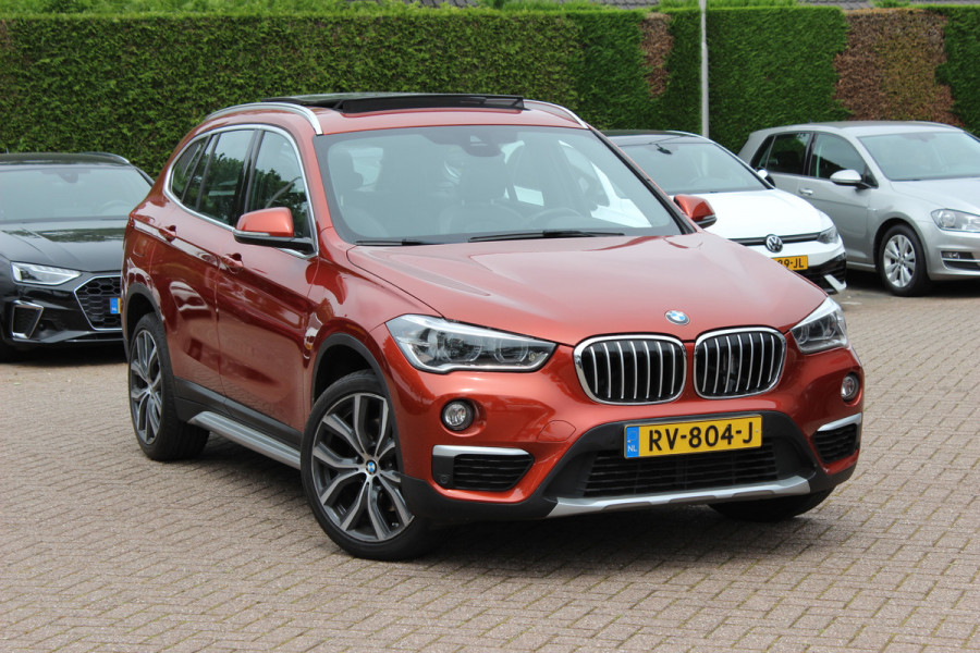 BMW X1 xDrive20i High Executive / Trekhaak / Panoramadak / Head-up / Leder / 19'' / Navigatie / Stoelverwarming / Sportstoelen / DAB / Cruise Control