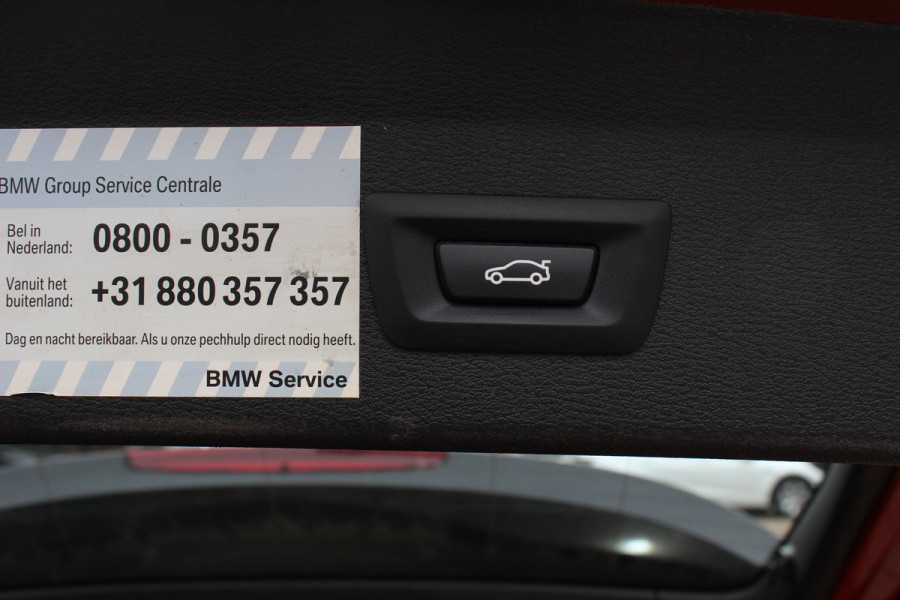 BMW X1 xDrive20i High Executive / Trekhaak / Panoramadak / Head-up / Leder / 19'' / Navigatie / Stoelverwarming / Sportstoelen / DAB / Cruise Control