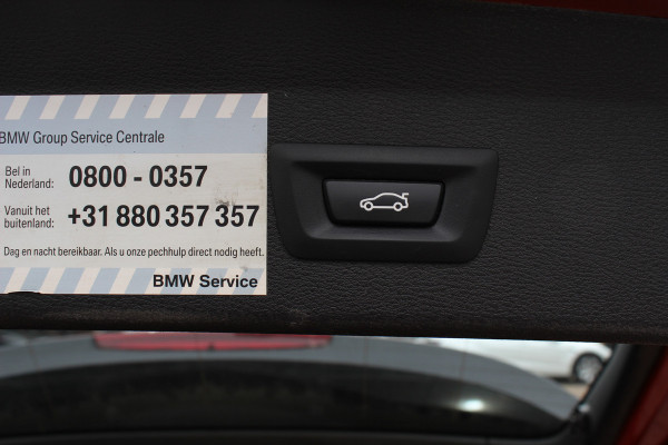 BMW X1 xDrive20i High Executive / Trekhaak / Panoramadak / Head-up / Leder / 19'' / Navigatie / Stoelverwarming / Sportstoelen / DAB / Cruise Control