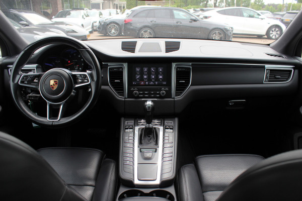 Porsche Macan 2.0 / Panoramadak / Camera / Luchtvering / Bose / 21'' / Sportchrono / Leder / Navigatie / Stoelverwarming / DAB / Cruise Control
