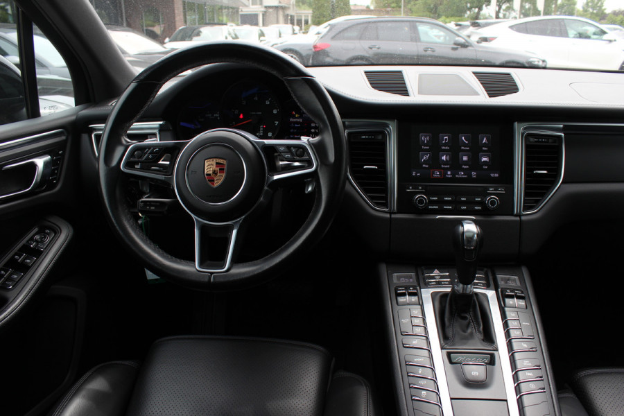 Porsche Macan 2.0 / Panoramadak / Camera / Luchtvering / Bose / 21'' / Sportchrono / Leder / Navigatie / Stoelverwarming / DAB / Cruise Control