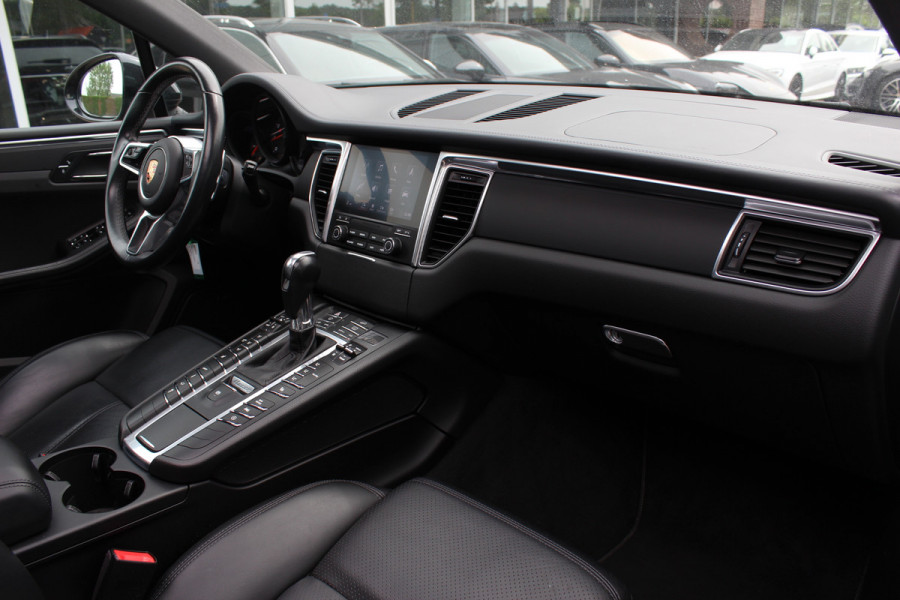 Porsche Macan 2.0 / Panoramadak / Camera / Luchtvering / Bose / 21'' / Sportchrono / Leder / Navigatie / Stoelverwarming / DAB / Cruise Control