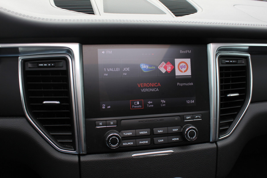Porsche Macan 2.0 / Panoramadak / Camera / Luchtvering / Bose / 21'' / Sportchrono / Leder / Navigatie / Stoelverwarming / DAB / Cruise Control