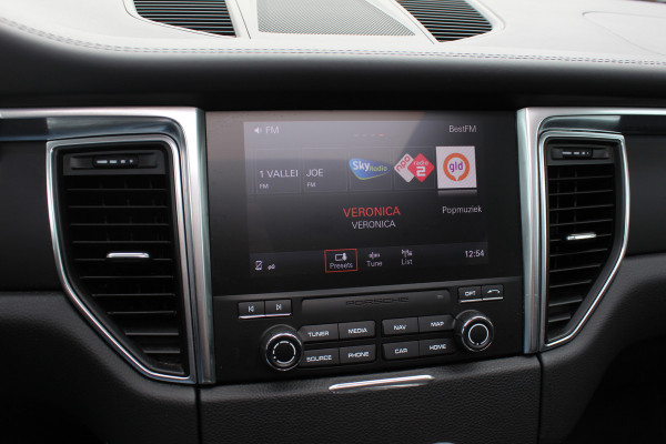 Porsche Macan 2.0 / Panoramadak / Camera / Luchtvering / Bose / 21'' / Sportchrono / Leder / Navigatie / Stoelverwarming / DAB / Cruise Control