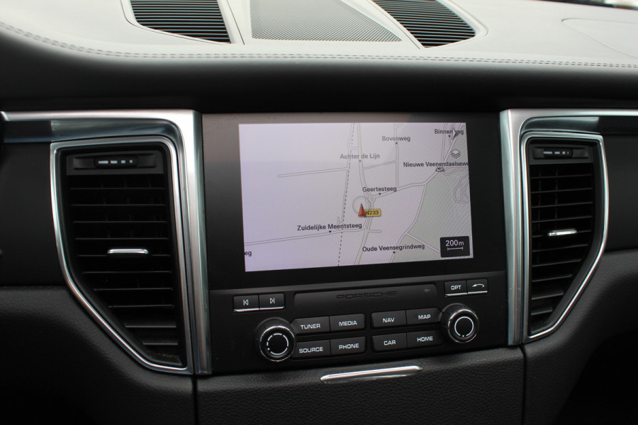 Porsche Macan 2.0 / Panoramadak / Camera / Luchtvering / Bose / 21'' / Sportchrono / Leder / Navigatie / Stoelverwarming / DAB / Cruise Control