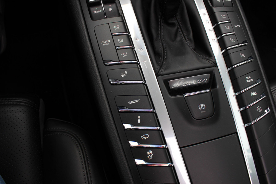 Porsche Macan 2.0 / Panoramadak / Camera / Luchtvering / Bose / 21'' / Sportchrono / Leder / Navigatie / Stoelverwarming / DAB / Cruise Control