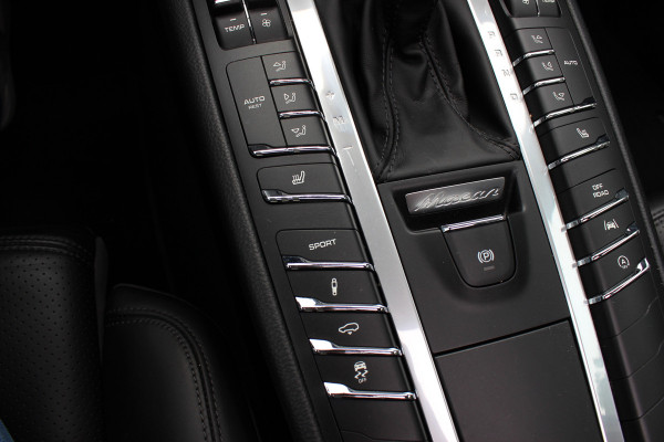 Porsche Macan 2.0 / Panoramadak / Camera / Luchtvering / Bose / 21'' / Sportchrono / Leder / Navigatie / Stoelverwarming / DAB / Cruise Control