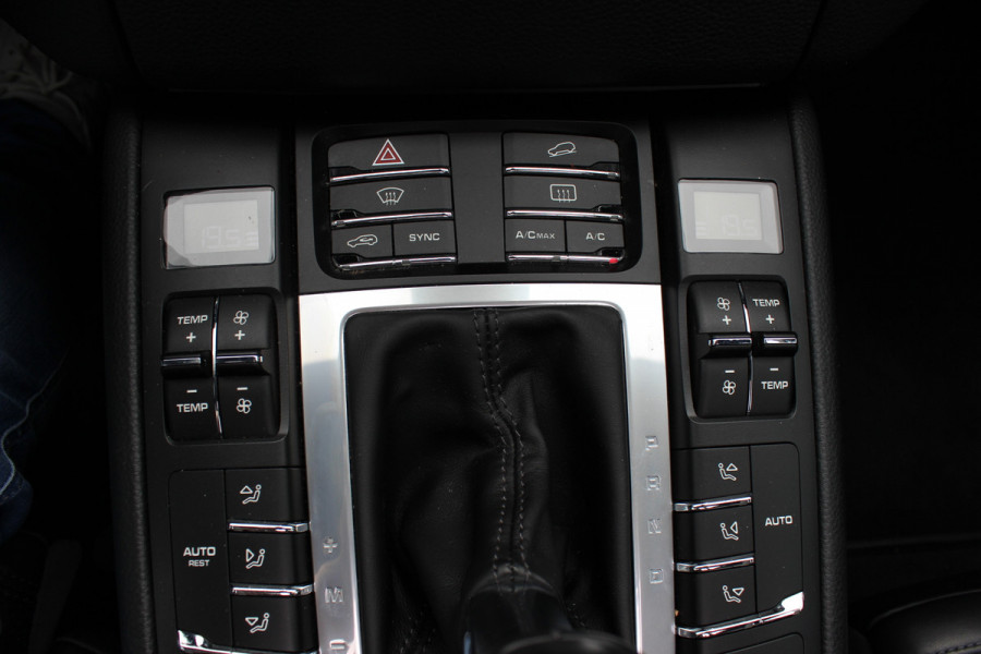 Porsche Macan 2.0 / Panoramadak / Camera / Luchtvering / Bose / 21'' / Sportchrono / Leder / Navigatie / Stoelverwarming / DAB / Cruise Control